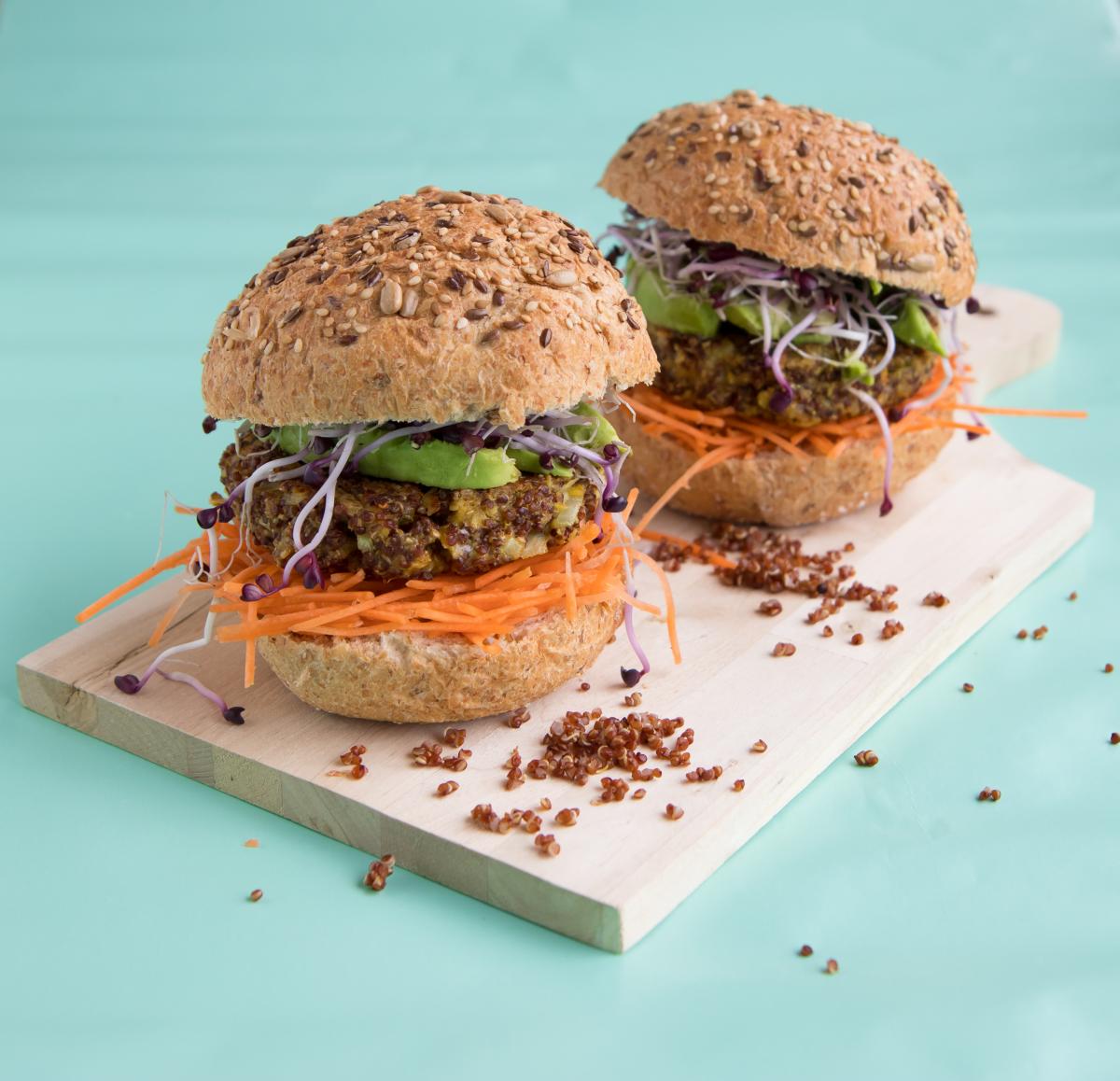 Boekoeloekoe burger met rode quinoa